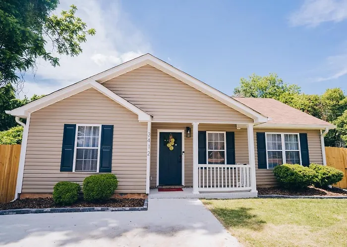 City Retreat - 4 Bedroom Oasis With King & Private Yard Near Downtown