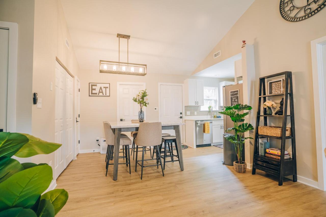 Holiday home Retreat - 4 Bedroom Oasis With King & Private Yard Near Downtown