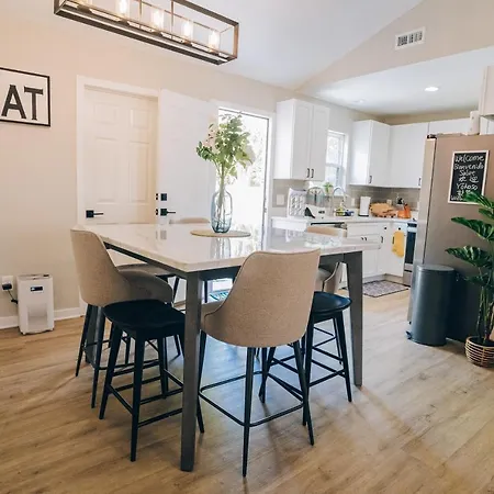 City Retreat - 4 Bedroom Oasis With King & Private Yard Near Downtown Charlotte Esterno foto