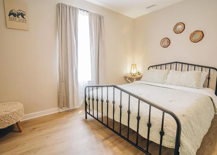 City Retreat - 4 Bedroom Oasis With King & Private Yard Near Downtown