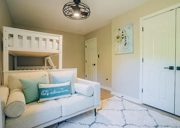 City Retreat - 4 Bedroom Oasis With King & Private Yard Near Downtown