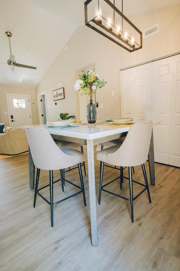 Сasa de vacaciones Retreat - 4 Bedroom Oasis With King & Private Yard Near Downtown