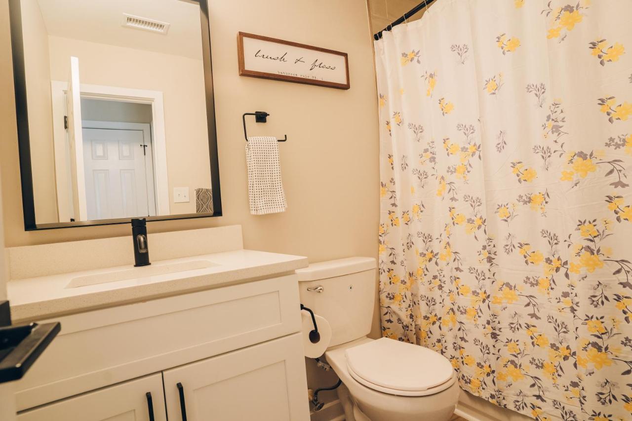 Сasa de vacaciones Retreat - 4 Bedroom Oasis With King & Private Yard Near Downtown