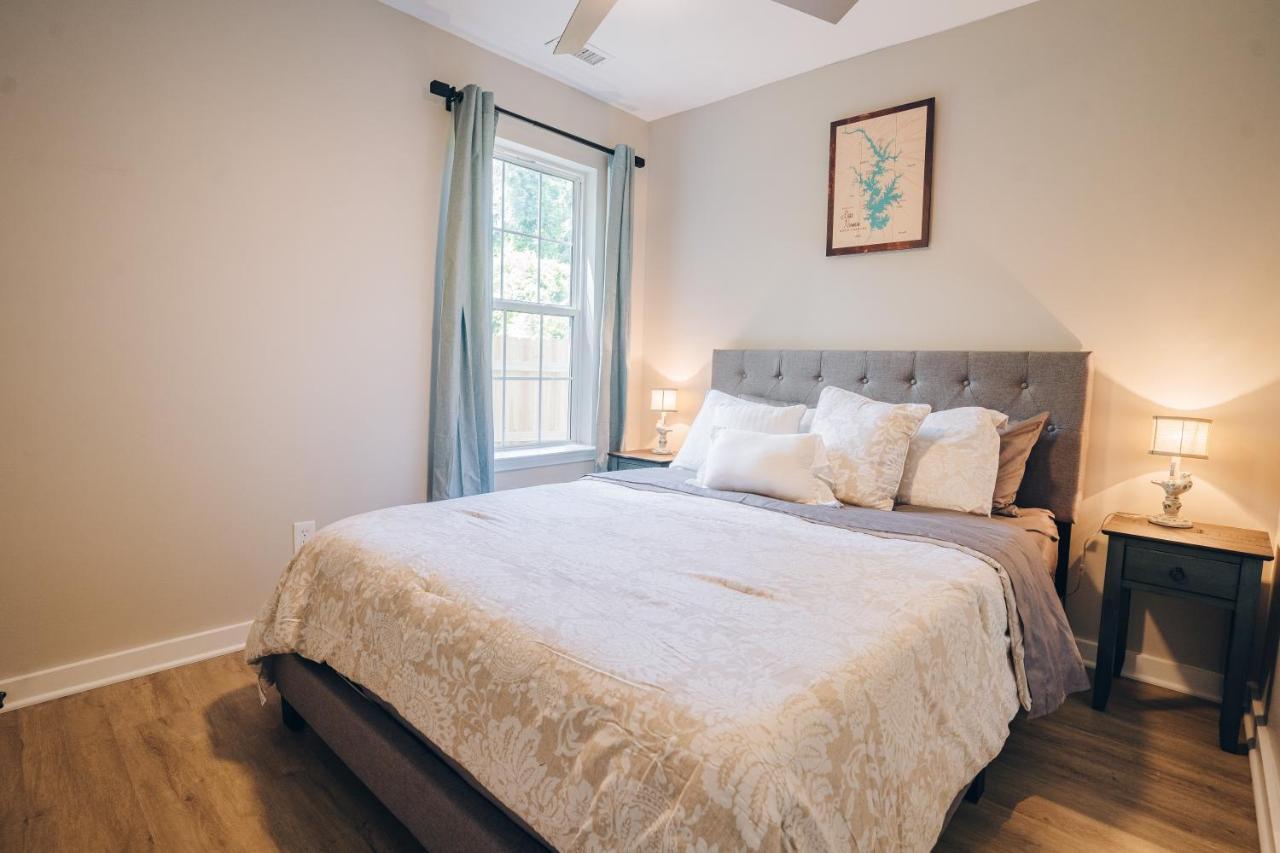 Сasa de vacaciones Retreat - 4 Bedroom Oasis With King & Private Yard Near Downtown