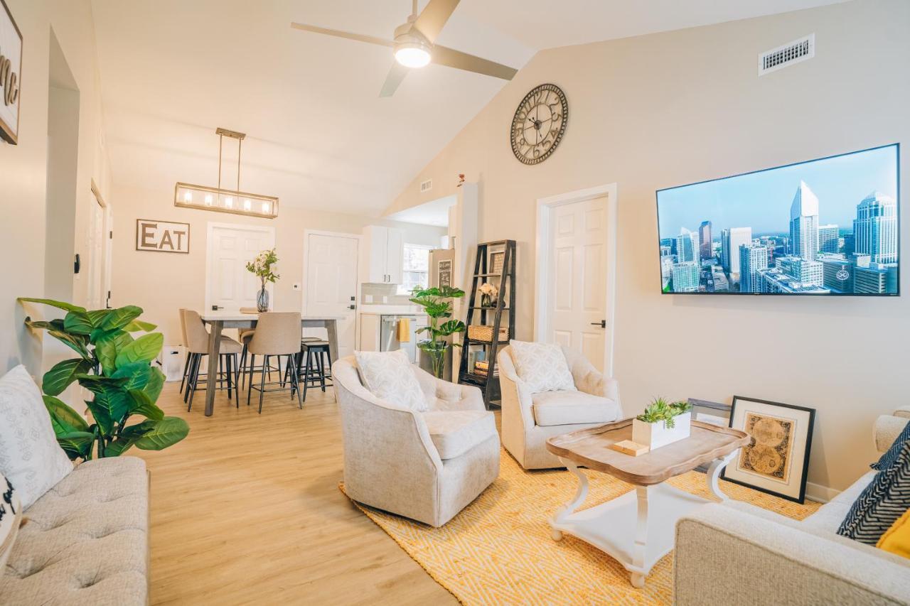 Сasa de vacaciones Retreat - 4 Bedroom Oasis With King & Private Yard Near Downtown *