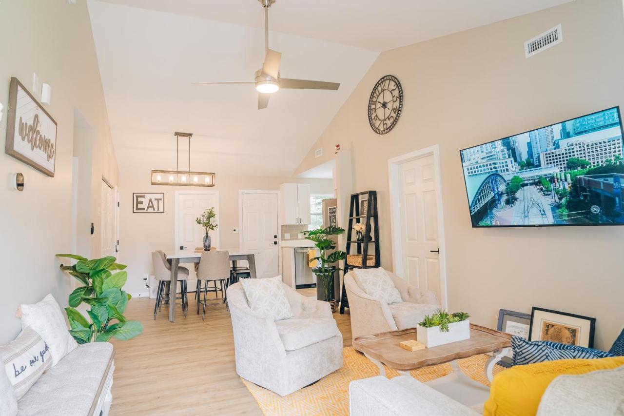 Сasa de vacaciones Retreat - 4 Bedroom Oasis With King & Private Yard Near Downtown